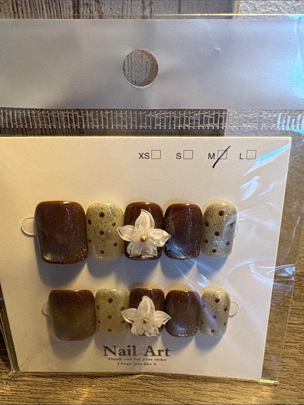 Nail Art Press-On Set in Brown and Cream with Floral Accent
